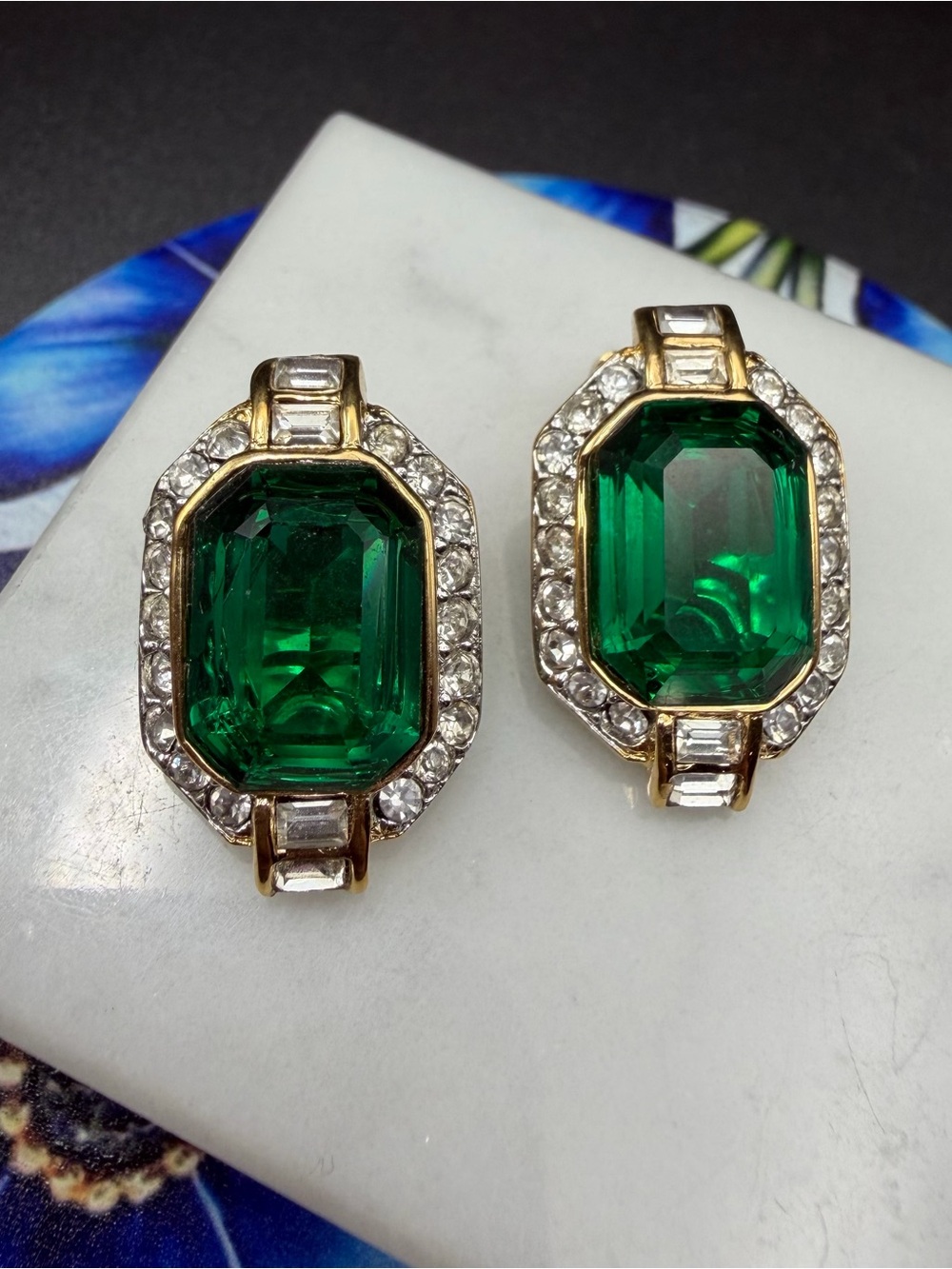 Stunning!! Les Bernard Vintage Clip-on Earrings #577 green & clear crystal